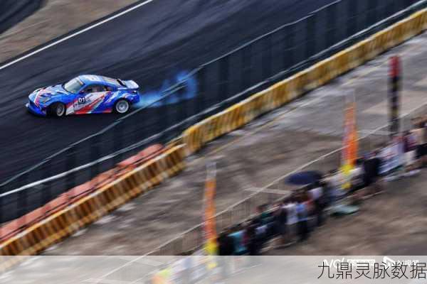 坡道汽车特技赛车，挑战极限，点燃驾驶激情